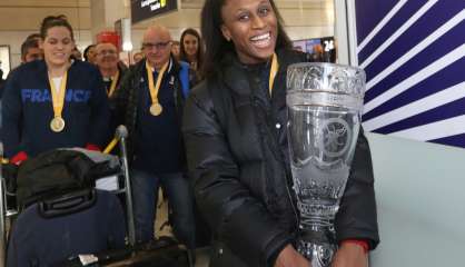 Belle cohue à l'arrivée des handballeuses françaises à Roissy