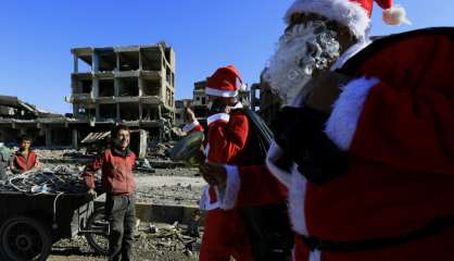 En Syrie, le père Noël fait escale à Raqa ravagée