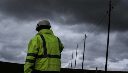 Vents violents: 120.000 foyers privés d'électricité en France