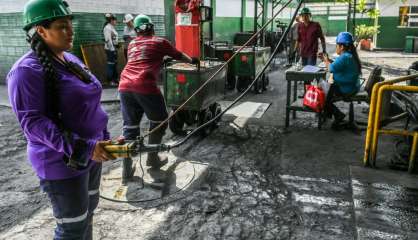 Dans les mines d'émeraude, des femmes battent en brèche le machisme