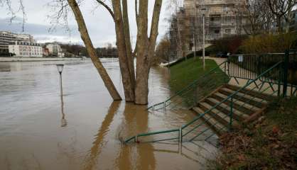 Inondations: pas de répit, la Seine de plus en plus haute à Paris