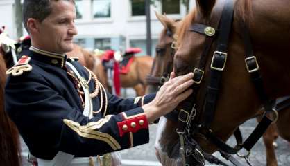 Macron va offrir au président chinois un cheval de la Garde républicaine