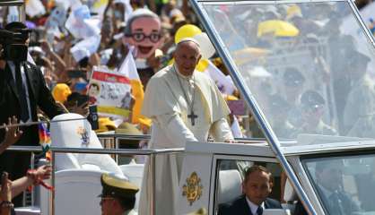 Une policière tombe de cheval, le pape descend de sa papamobile