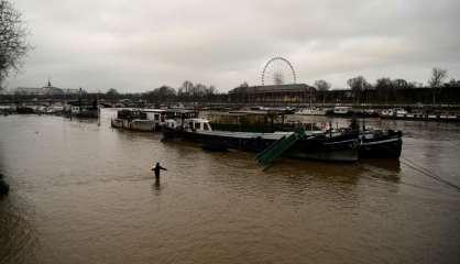 A Paris, badauds et bateliers résignés regardent monter la Seine