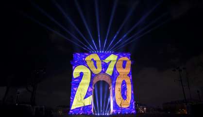 Nouvel An: malgré le vent, la fête sur les Champs-Elysées