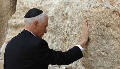 Pence se recueille au mur des Lamentations, les Palestiniens manifestent