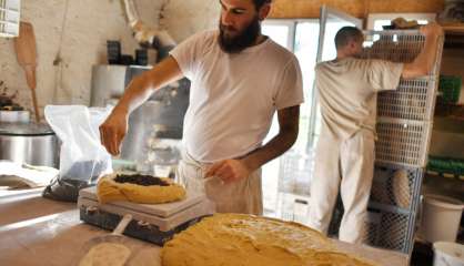 Sur la ZAD de Notre-Dame-des-Landes, deux boulangeries côte à côte, deux statuts