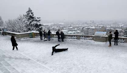 Dans Paris sous la neige, des touristes en pleine 