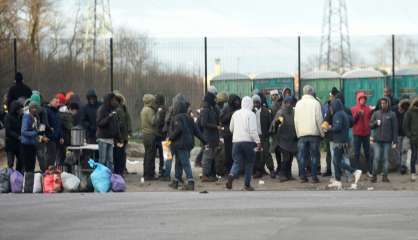 Calais: après les rixes, les migrants mettent en cause les passeurs