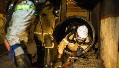 Un millier de mineurs coincés sous terre en Afrique du Sud