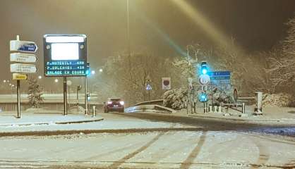 Des chutes de neige exceptionnelles sèment la pagaille dans les transports