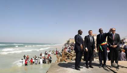 Macron à Saint-Louis du Sénégal promet l'aide de la France contre l'érosion