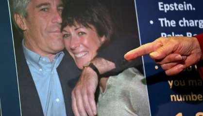 Affaire Epstein: Ghislaine Maxwell plaide non coupable, reste en prison