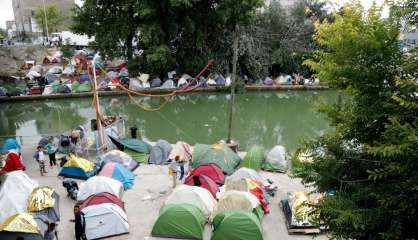 Seine-Saint-Denis: la police évacue le vaste campement de migrants d'Aubervilliers