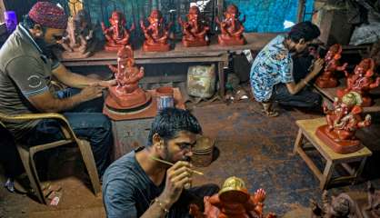 En Inde, des potiers musulmans se mettent aux statues de Ganesh