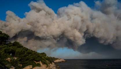 Incendie près de Marseille: 1.200 évacuations avant une nuit de lutte contre le feu