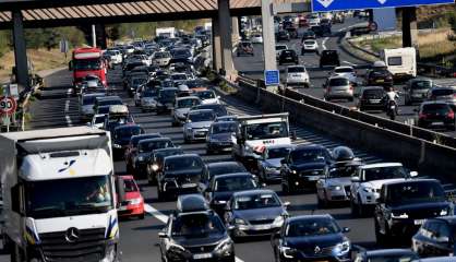 Premier samedi noir sur les routes: 760 km de bouchons sous un soleil de plomb