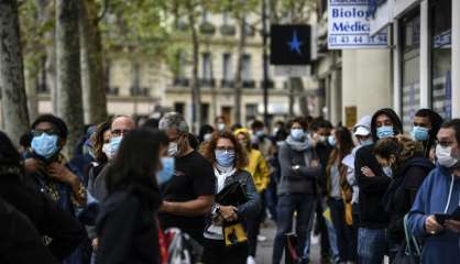 A Paris, des labos pris d'assaut pour les tests Covid