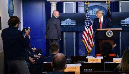 Trump évacué par ses gardes du corps en pleine conférence de presse