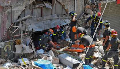 Des secouristes fouillent les décombres du port de Beyrouth, des responsables arrêtés