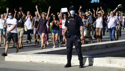 Des centaines de manifestants anti-masque à Madrid 