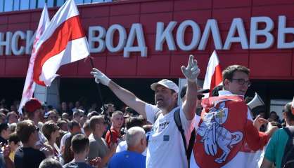 Bélarus: manifestations devant des usines et la télévision publique à Minsk