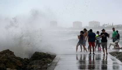 Isaias s'approche de la Floride en tant que tempête tropicale