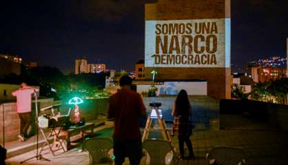 Quand la pandémie vide les rues, la protestation se projette sur les murs