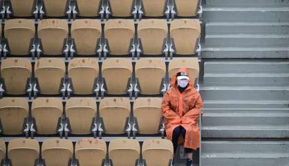 Roland-Garros: la pluie interrompt les matches, sauf sur le Central