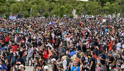 Des milliers de manifestants dans Bangkok pour une démonstration de force contre le gouvernement 