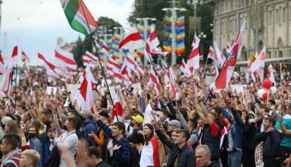 Bélarus: des dizaines de milliers de manifestants malgré la réponse policière

