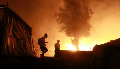 Opération de sauvetage dans le camp de migrants de Lesbos après un incendie