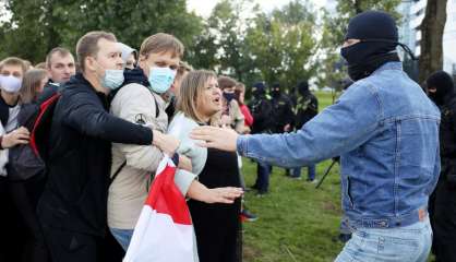 Bélarus: des dizaines de milliers de manifestants à Minsk, 250 arrestations