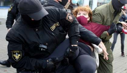 Bélarus : des centaines d'arrestations au cours d'une manifestation de femmes