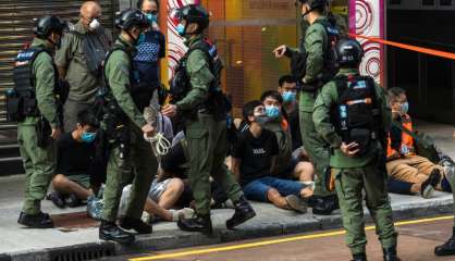 Hong Kong: la police s'en prend aux manifestations contre le report des législatives