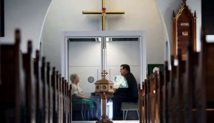 Covid-19: une cellule en verre pour protéger les fidèles d'une église au Canada