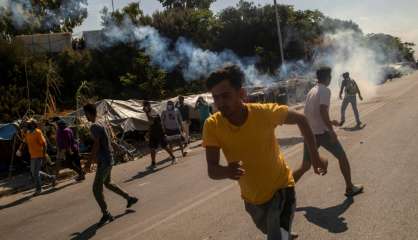 A Lesbos, gaz lacrymogènes contre une manifestation violente de migrants