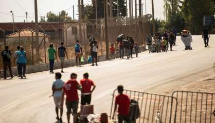 A Lesbos, la police évacue les réfugiés à la rue vers un nouveau camp