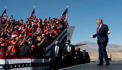 En Floride, Trump vante le rebond du PIB, Biden en mode 