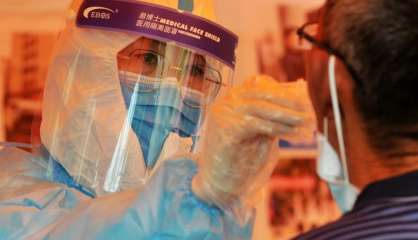 Virus: dépistage massif dans une ville chinoise, nouvelles mesures en Europe