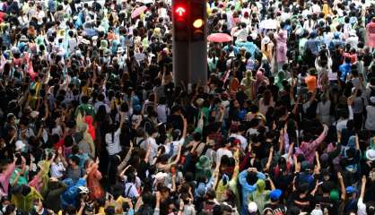 Thaïlande: des centaines de manifestants continuent de braver  les mesures d'urgence