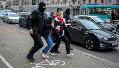 Bélarus: l'opposition dans la rue malgré la menace de tirs à balles réelles