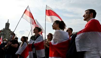 Bélarus: arrestations et canon à eau contre une grande manifestation à Minsk