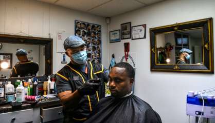 Dans le Mississippi, les hommes noirs sur le divan du barbier 