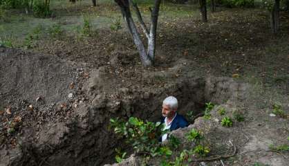 En Azerbaïdjan, des civils s'accrochent dans des tranchées près du front