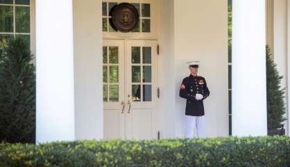 Trump met en scène son retour au travail, retrouve le Bureau ovale