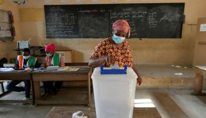 Les Ivoiriens votent dans une ambiance tendue, le président Ouattara brigue un 3e mandat