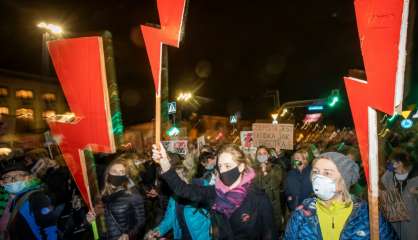 Pologne: des dizaines de milliers de personnes manifestent pour le droit à l'avortement