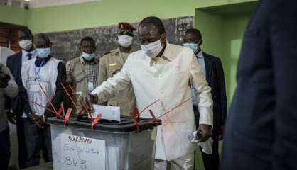 Présidentielle en Guinée: majorité absolue pour le sortant Condé, selon des résultats quasi complets