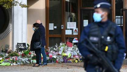 Professeur décapité: les gardes à vue se poursuivent, les hommages aussi